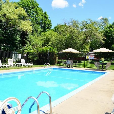 Maple Terrace Motel Williamstown Bagian luar foto