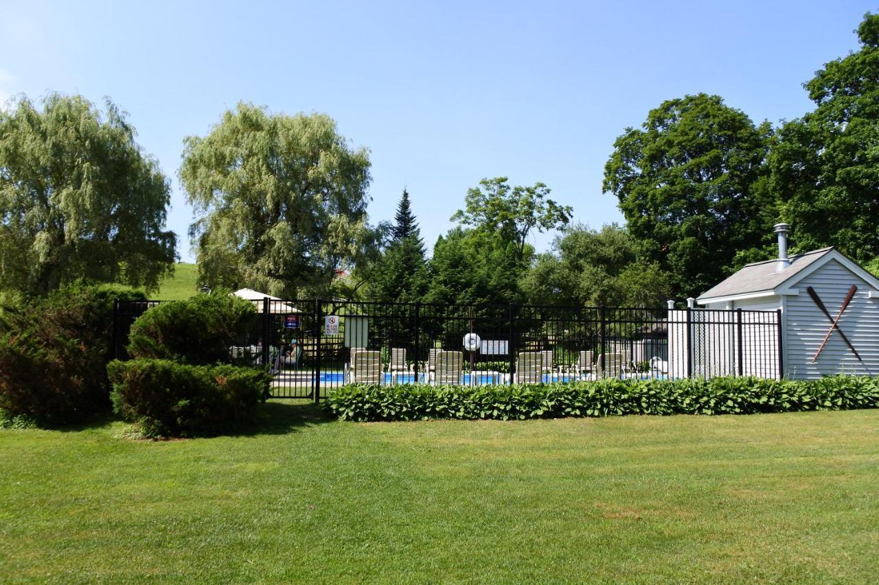 Maple Terrace Motel Williamstown Bagian luar foto