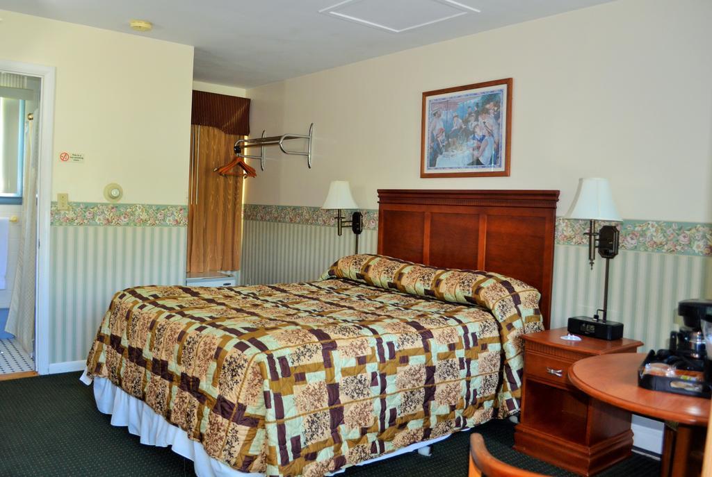Maple Terrace Motel Williamstown Bagian luar foto