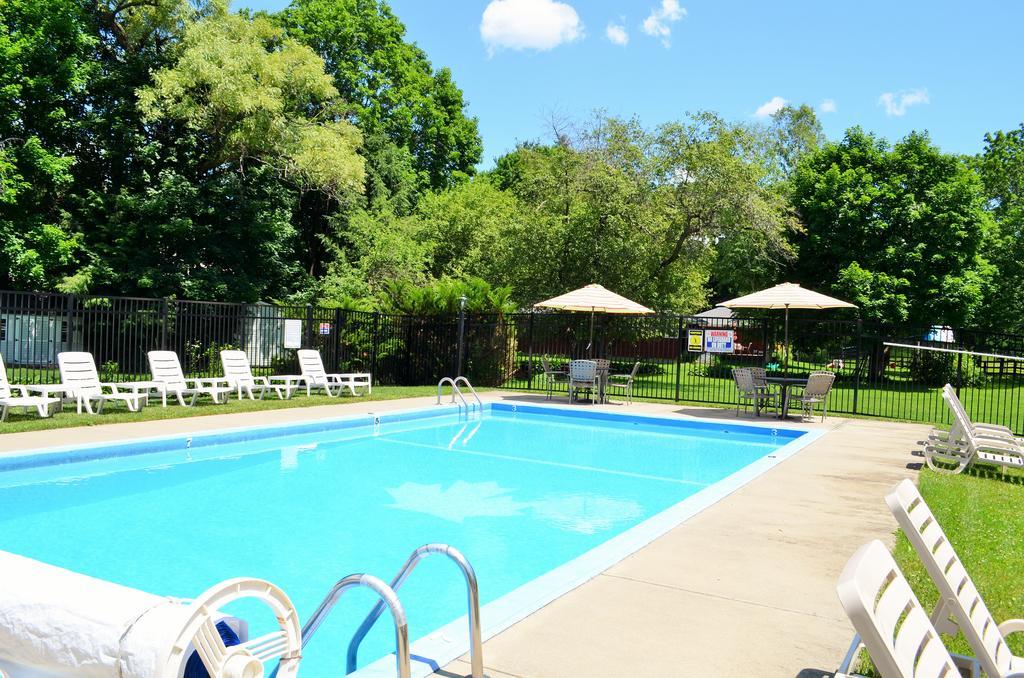 Maple Terrace Motel Williamstown Bagian luar foto