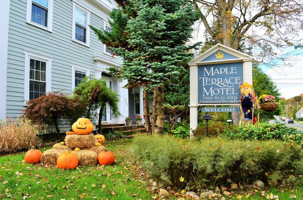 Maple Terrace Motel Williamstown Bagian luar foto