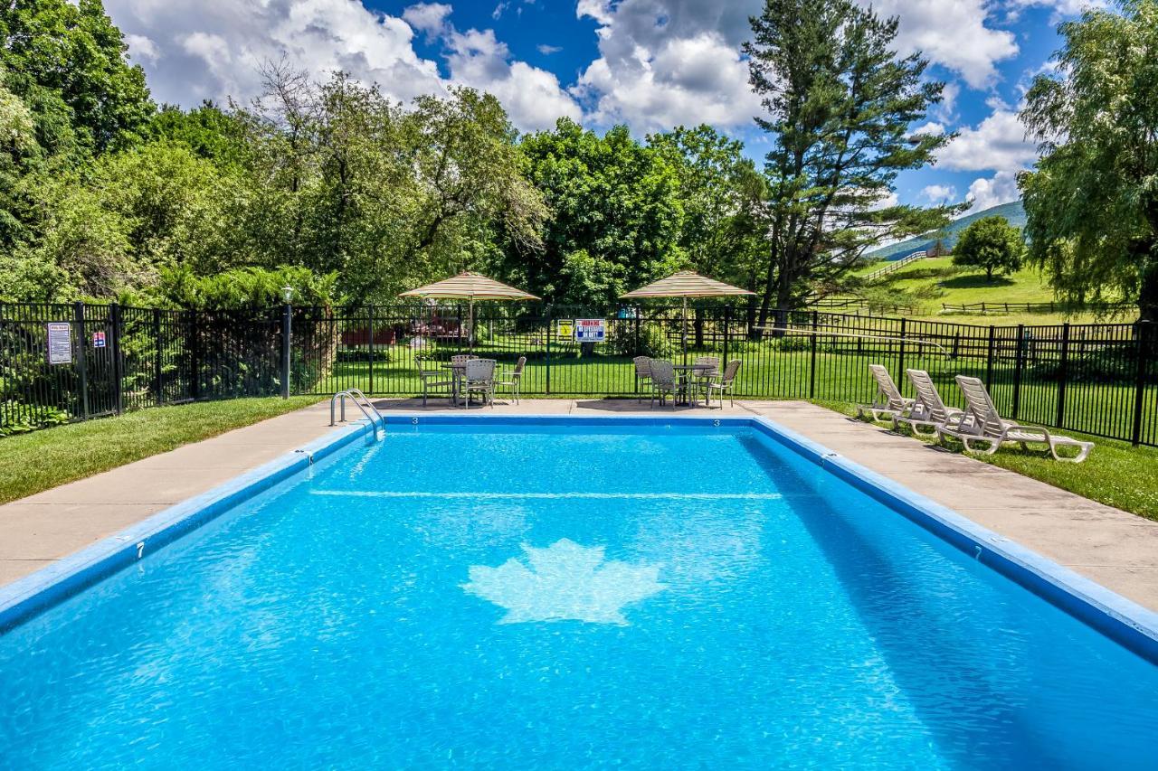 Maple Terrace Motel Williamstown Bagian luar foto